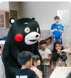 イベント会場でくまモンと交流する子どもたち